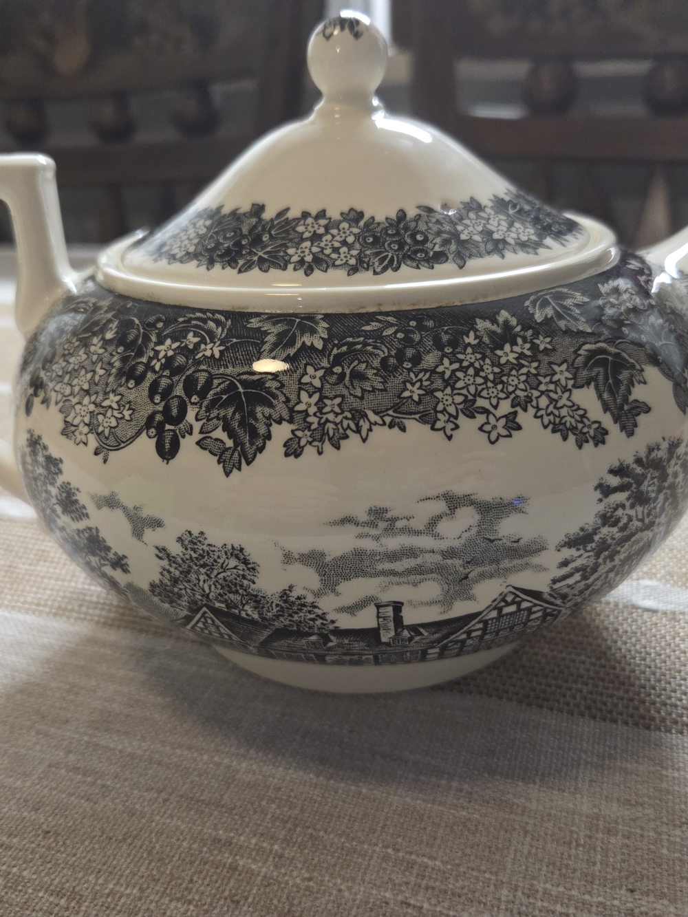 Vintage Wedgwood Romantic England The White Swan Teapot